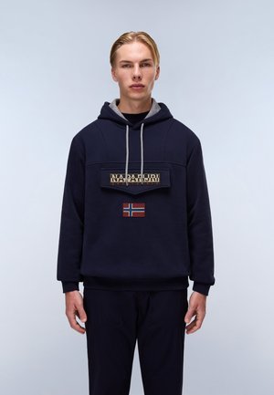 Marineblauwe hoodie met grijze accenten, voorzien van een groot logo-patch en een Noorse vlag-embleem op de voorkant. Zachte stof en een comfortabele pasvorm.