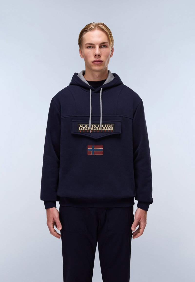 Sudadera marina con acentos grises, que presenta un gran parche de logo y un emblema de la bandera noruega en la parte frontal. Tejido suave y corte relajado.