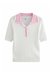 Bílé polo tričko s krátkým rukávem z ribbed pleteniny s růžovým károvaným límečkem a knoflíkovou légou. Má volný střih a jemnou texturu.