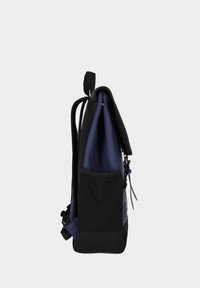 Zaino nero e blu con una forma strutturata, materiali in tessuto e rete, tasca laterale e spallacci regolabili. Chiusura con zip verticale.