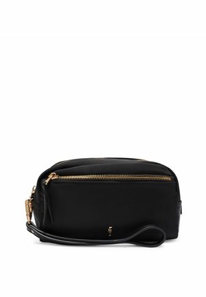 Czarna kopertówka na nadgarstek z złotym zamkiem błyskawicznym i małym złotym logo, wyposażona w pętlę na nadgarstek i o prostokątnym kształcie.