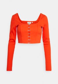 Top cropped de mangas longas laranja com texturaCanalé, decote quadrado e fecho frontal com argolas e ganchos de metal.