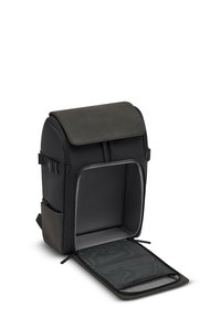 Schwarzer Rucksack mit grauem Deckel, robustem Material, gepolstertem Aufbau und einem offenen Fach, das eine Netztasche am Boden zeigt.