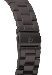 Correa de reloj de metal negro mate con un diseño de eslabones, que presenta un cierre con un logotipo. Textura suave y forma uniforme en toda la correa.