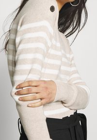 GAP Svetr - off-white