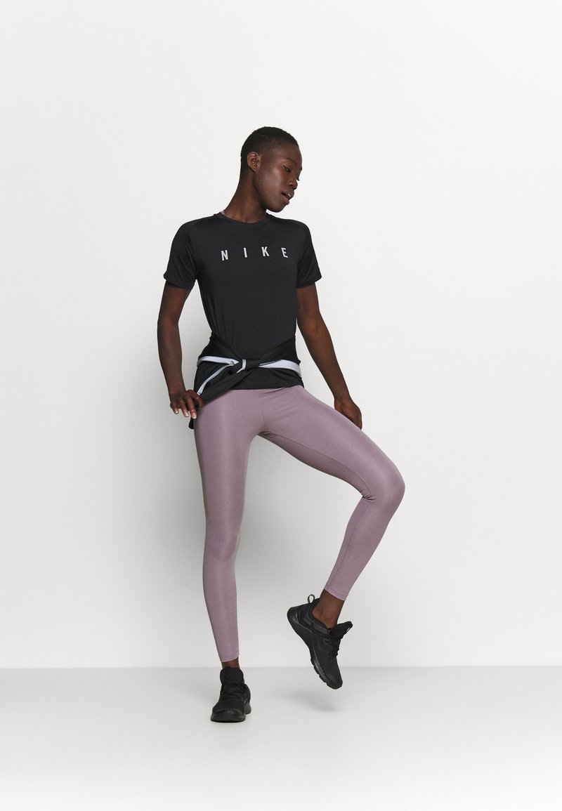 Damen Sportbekleidung | Nike Performance MILER T-Shirt print black/reflective silver/schwarz - VA73689 Damen Sportbekleidung | Nike Performance MILER T-Shirt print black/reflective silver/schwarz - VA73689