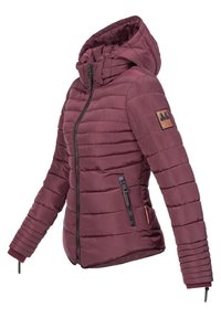 Bordeaux gevoerde jas met capuchon, horizontaal gestikt ontwerp, voorkant met rits, zijzakken en een leren logo-patch op de mouw.