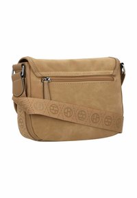 Beige Wildleder-Crossbody-Tasche mit einem gepolsterten Frontfach, gemustertem verstellbarem Gurt und genähten Details. Kompakte, rechteckige Form.