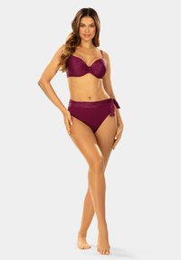 Bordowy bikini z stanikiem na druty, ozdobionym teksturowanym wzorem fal, oraz wysokim dołem z detalami w postaci związania po bokach. Gładki, elastyczny materiał.