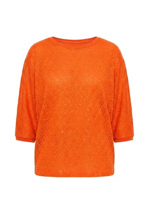 Oranssi neulepaita, jossa on timanttikuvio, kolme neljäsosakappaletta hihat ja pyöreä pääntie.