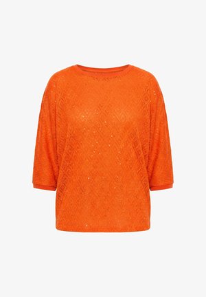 Orange strikket sweater med diamantmønster, trekvartærmer og rund hals.