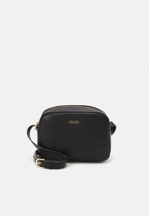 Bolso bandolera de cuero negro con forma rectangular, herrajes dorados y correa ajustable. Cuenta con un cierre de cremallera y un logo en relieve.