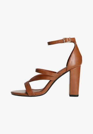 Bruine leren high-heeled sandaal met een ontwerp van drie banden, enkelbandje en een blokhak. Gladde textuur en minimalistische stijl.