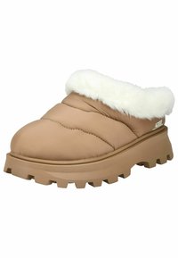 Brun polstret slip-on sko med krave af hvid faux pels og tyk, mønstret gummisål. Har en logo detalje på siden.