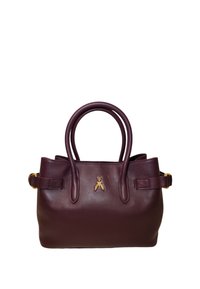 Borsa in pelle bordeaux scuro con doppi manici, cinghie laterali e un piccolo emblema d'insetto dorato al centro anteriore.