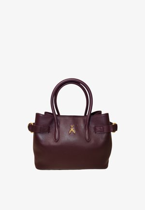 Borsa in pelle bordeaux scuro con doppi manici, cinghie laterali e un piccolo emblema d'insetto dorato al centro anteriore.