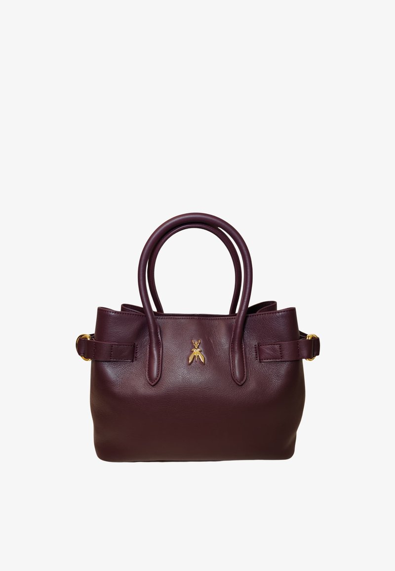 Borsa in pelle bordeaux scuro con doppi manici, cinghie laterali e un piccolo emblema d'insetto dorato al centro anteriore.