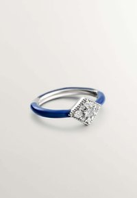 Anillo de plata con una banda de esmalte azul y un clúster cuadrado de diamantes claros en la parte superior, con un detallado intrincado alrededor de la montura de las gemas.