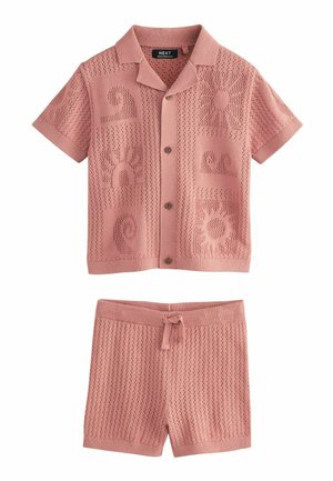 Ružová pletená košeľa s krátkym rukávom na gombíky s golierom a zodpovedajúce šortky so sťahovacou šnúrkou, zdobené vzormi slnka a vĺn.