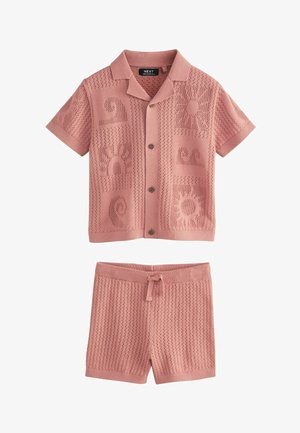 Roosa lühikeste varrukatega nööpidega kampsunist särk krae ja sobivate paelaga lühikeste pükstega, millel on päikese ja lainete mustrid.