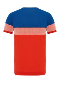 Camiseta de manga corta con una sección superior azul, una franja a rayas roja y blanca, y una sección inferior roja sólida; hecha de una tela suave.