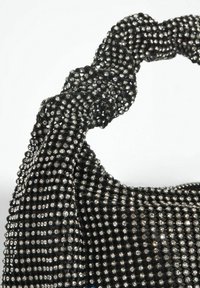 Borsa nera decorata con piccole strass lucenti; presenta un manico intrecciato, superficie texturizzata e una forma arrotondata.