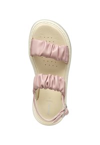 Sanda izquierda de color rosa claro con tiras fruncidas y una plantilla acolchada en color beige. Presenta un upper sintético y una correa en el tobillo con hebilla.