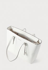 Mala tote de couro branco com acabamento texturizado, ferragens prateadas e alças ajustáveis. Apresenta um interior espaçoso com compartimento com fecho de correr.