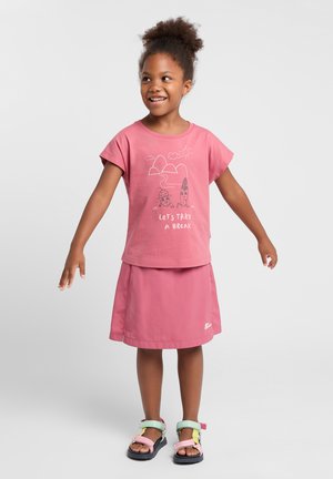 Korte mouwen roze T-shirt met cartoonprint en bijpassende roze rok. De outfit heeft een eenvoudig ontwerp en zachte stof, geschikt voor kinderen.