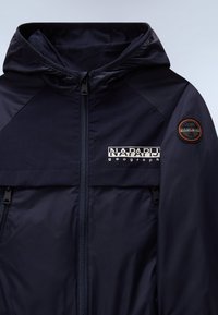 Granatowa kurtka z przednim zamkiem błyskawicznym, siateczkową podszewką kaptura, bocznymi kieszeniami na zamek i naszywką z logo na rękawie. Gładki, trwały materiał.