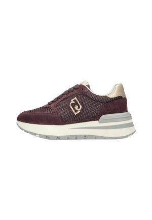 Sneaker in camoscio e mesh color bordeaux con dettaglio beige sul tallone, suola bianca, chiusura con lacci e logo metallico decorativo sul lato.