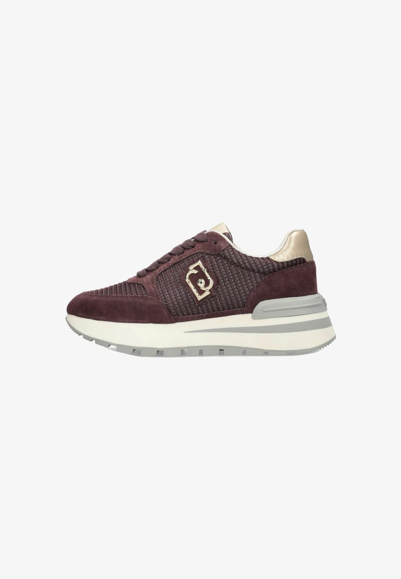 Baskets en daim bordeaux et mesh avec un accent beige au talon, semelle blanche, fermeture à lacets et logo métallique décoratif sur le côté.