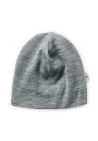 Bonnet en tricot gris avec une texture douce et un design décontracté, comportant une petite étiquette sur le côté.