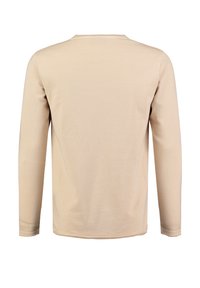 Beige Langarmshirt aus weichem Stoff, mit Rundhalsausschnitt und einfachem Design, mit genähten Säumen und ohne sichtbare Akzente oder Muster.