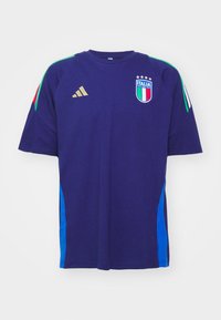 Granatowy bawełniany t-shirt z krótkim rękawem, z złotym logo Adidas oraz odznaką Italia, podkreślony zielonymi, białymi i niebieskimi panelami bocznymi.