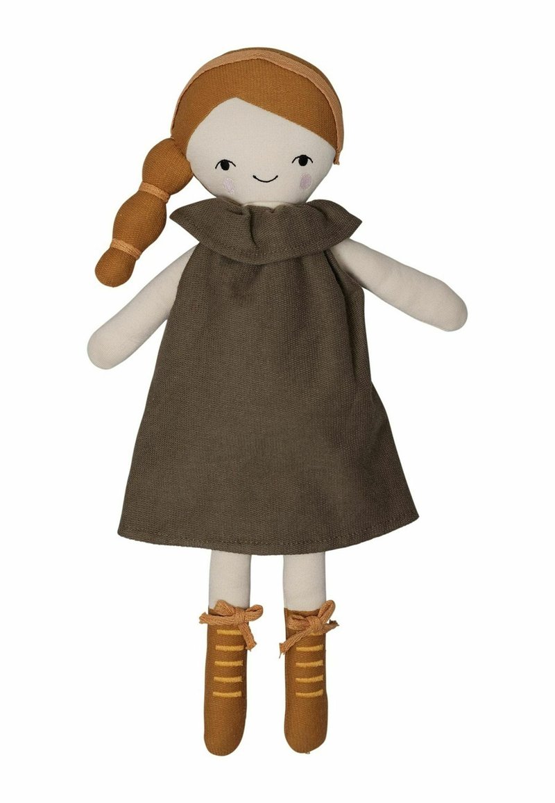 Poupée en tissu avec un visage beige, des cheveux auburn tressés et une robe verte foncée à volants. Des chaussures brunes avec un laçage décoratif.