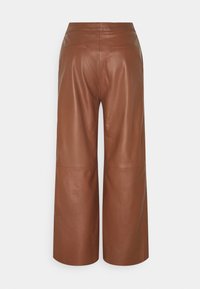 Bruna läderbyxor med vida ben, slät yta, high waist, bakfickor och rena linjer. Lämpliga för olika stylingalternativ.