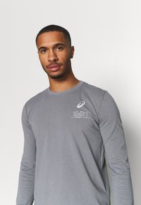 ASICS FUJI TRAIL TEA - Camisola de manga comprida - graphite grey