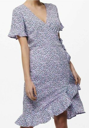 Wickelkleid aus einem hellvioletten Stoff mit einem gepunkteten Muster in Blau und Pink. Es hat kurze, geraffte Ärmel und einen gerüschten Saum.