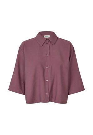 Chemise boutonnée en mauve doux avec col large et manches trois-quarts, présentant une coupe carrée et courte.