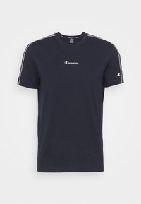 Námořnická modrá bavlněná trička s krátkým rukávem, s bílými pruhy na ramenou a vyšitým logem "Champion" na hrudi.