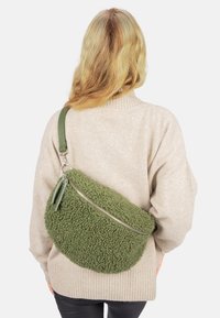 Seasons of April FLUFFY - Umhängetasche - olive