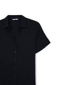 Blusa nera a maniche corte con colletto, apertura frontale con bottoni e tessuto leggero e morbido. Design pulito e semplice.