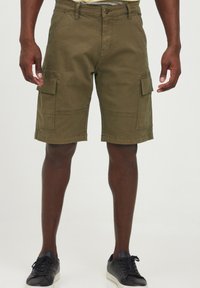 Shorts cargo en kaki, fabriqués en coton, avec plusieurs poches latérales, des passants de ceinture et un ourlet cousu. Texture lisse avec une coupe décontractée.