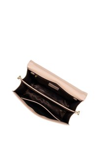 Borsa a mano in pelle rosa chiaro con una superficie liscia, dotata di due scomparti e di una tasca interna con zip, rifinita con metalleria dorata.