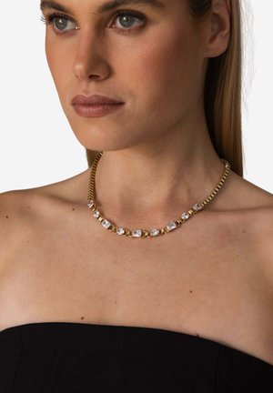 Goldfarbene Halskette mit Kettendesign, die klare rechteckige und quadratische Kristalle zeigt, gleichmäßig um den Hals angeordnet.