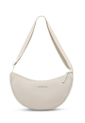 Beige schoudertas in halve maanvorm met verstelbare band en ritssluiting, met het merk "KAPTEN & SON" aan de voorkant.