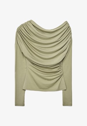 Ilgas rankovėmis alyvuogių žalia palaidinė su nuoga pečių raukšlėta apykakle ir surišta šonine detale, aptemptas siluetas.