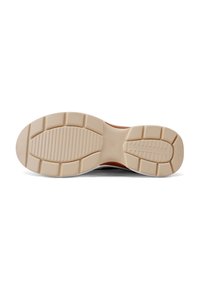 Suola di una sneaker, caratterizzata da una suola in gomma beige con motivi di grip testurizzati e una sezione superiore liscia di colore scuro.