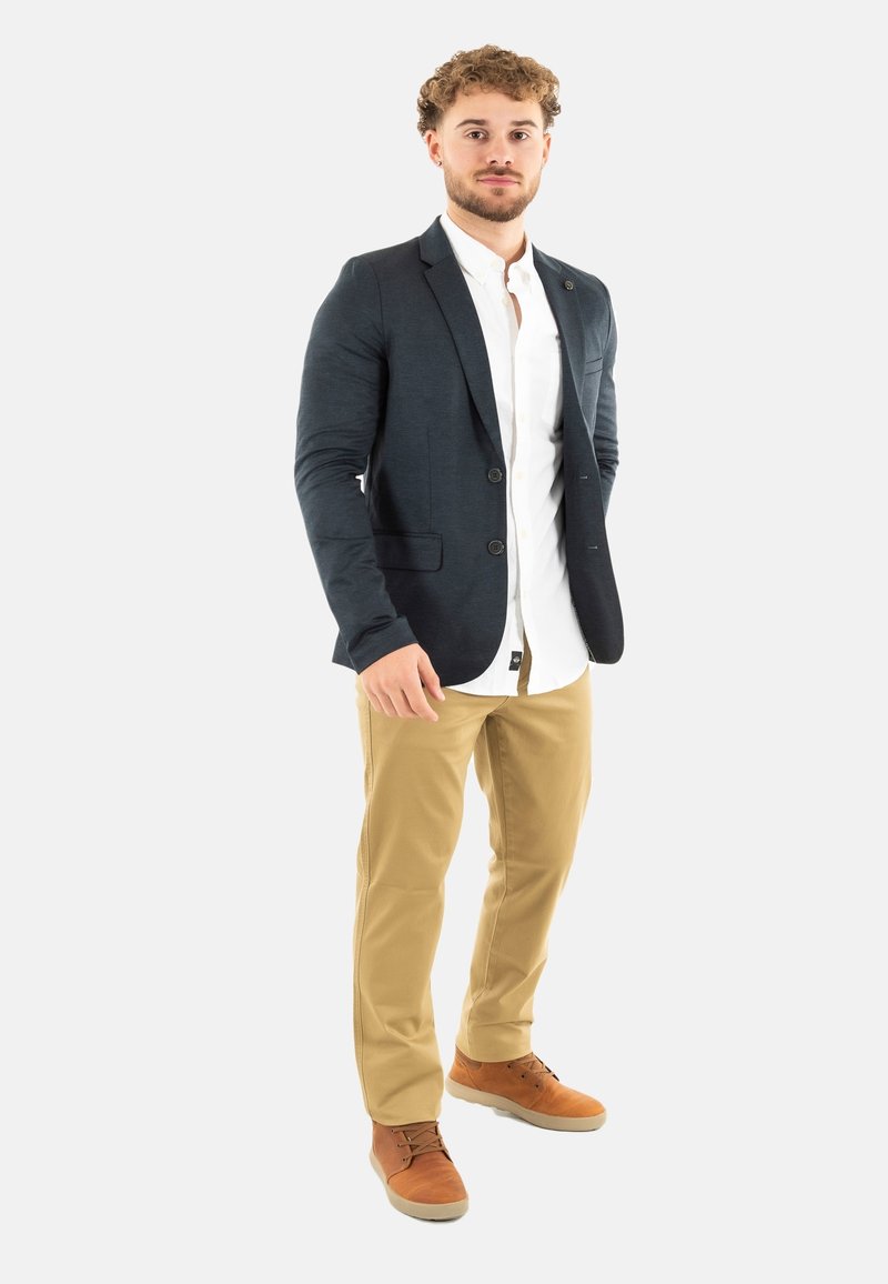 Blazer Blu Pantaloni Beige Scarpe Blu Le Temps Des Cerises Giacca